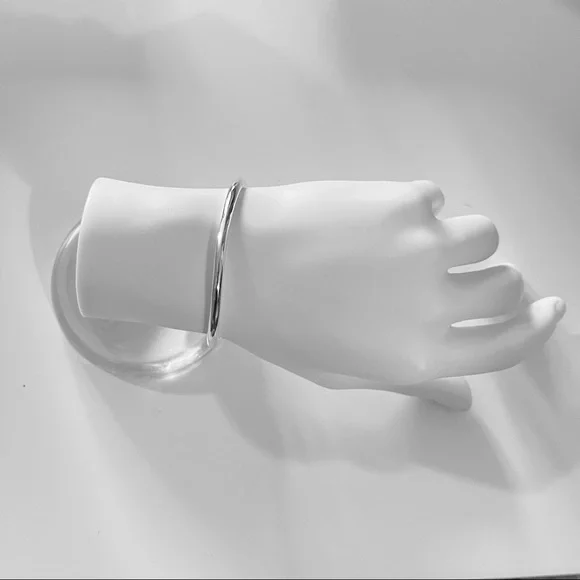 TIFFANY-inspired design Sterling Silver plain round teardrop bangle (silver) - Picture 5 of 7